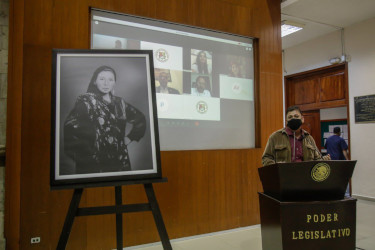 Honra Congreso a M&oacute;nica Miguel 