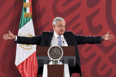 AMLO desmitifica a los poderes Ejecutivo y Legislativo