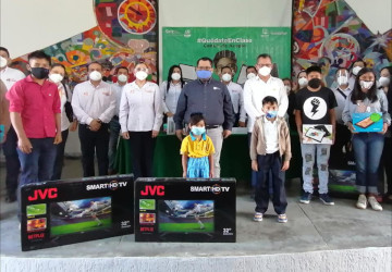 Gobierno del Estado apoya a estudiantes con equipos electr&oacute;nicos