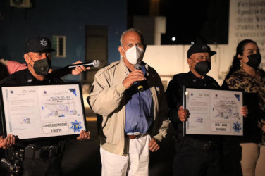 Est&iacute;mulo del alcalde Arce Montiel reciben polic&iacute;as por 30 a&ntilde;os de servicio