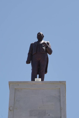 Merecen estatua Prieto Crisp&iacute;n y Cora Arvizu
