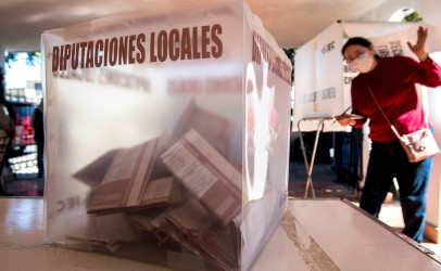 Econom&iacute;a y democracia, en amarillo...