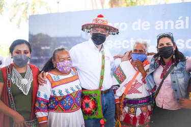 Navarro garantiza adquisiciones de gobierno a empresas nayaritas