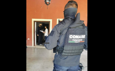 A Roberto Sandoval casi lo agarran en puros calzones 