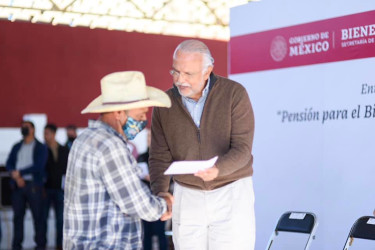 Adultos mayores reciben tarjetas de pensi&oacute;n