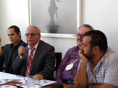 El escritor Bernardo Narv&aacute;ez &Aacute;vila, present&oacute; su libro Los gigantes de la literatura