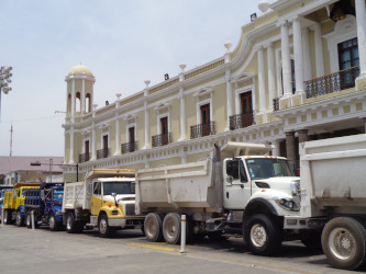 Dos mil pesos semanales entregar&aacute; gobierno a choferes de volteo afectados