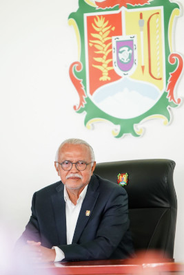 El gobernador Navarro alaba en su d&iacute;a a los bur&oacute;cratas