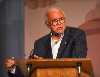 El gobernador Navarro premia o castiga