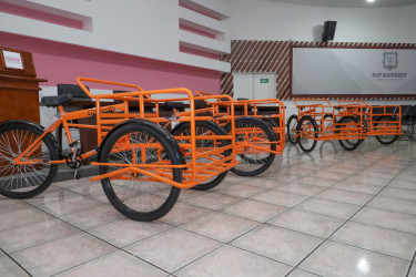Entrega DIF estatal triciclos a comerciantes ambulantes