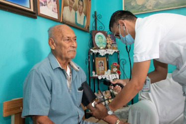 Felices abuelitos con la atenci&oacute;n oficial; mejora su calidad de vida