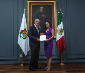 Colaboradores enga&ntilde;an al gobernador Navarro