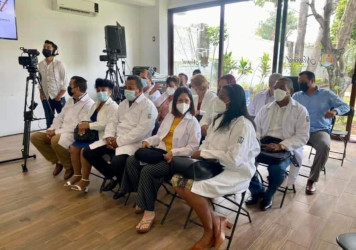 Los m&eacute;dicos cubanos cumplir&aacute;n a nayaritas; no hay duda