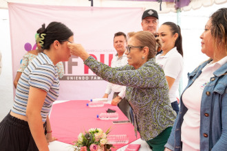 Ahora en Ruiz, DIF entrega lentes
