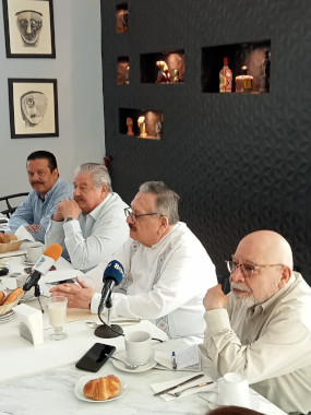 Una amena charla con el exgobernador Antonio Echevarr&iacute;a Dom&iacute;nguez